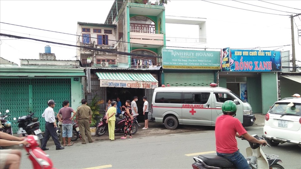 Hiện trường nơi người đàn ông chết bất thường chiều nay trên đường Bình Long, phường Bình Hưng Hòa A. Hiện trường nơi người đàn ông chết bất thường chiều nay trên đường Bình Long, phường Bình Hưng Hòa A.