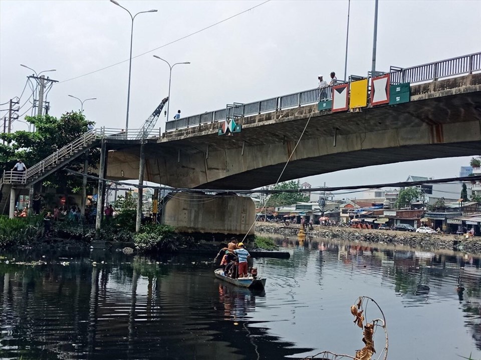 Sau hơn 3 giờ cố gắng tìm kiếm nhưng vẫn không thấy tung tích nạn nhân mất tích dưới kênh Tàu Hủ, cảnh sát đã tạm dừng để làm rõ thêm thông tin. Sau hơn 3 giờ cố gắng tìm kiếm nhưng vẫn không thấy tung tích nạn nhân mất tích dưới kênh Tàu Hủ, cảnh sát đã tạm dừng để làm rõ thêm thông tin.