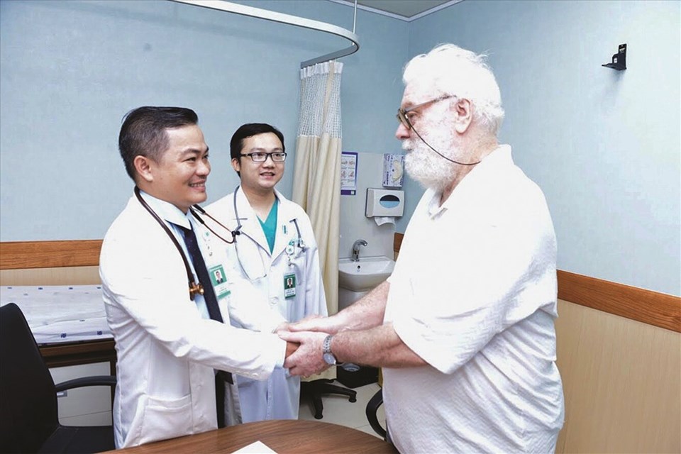 Các bác sĩ BV ĐHYD cấp cứu thành công cho bệnh nhân bị nhồi máu cơ tim cấp. Các bác sĩ BV ĐHYD cấp cứu thành công cho bệnh nhân bị nhồi máu cơ tim cấp.