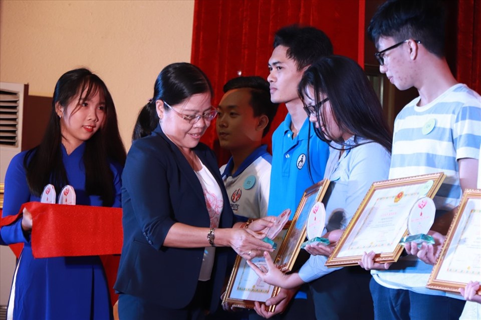 Bác sĩ Trần Thị Như Tố - Giám đốc Trung tâm Hiến máu nhân đạo TPHCM trao bằng khen cho các cá nhân sinh viên có thành tích tốt trong phong trào hiến máu tình nguyện. Ảnh: MP Bác sĩ Trần Thị Như Tố - Giám đốc Trung tâm Hiến máu nhân đạo TPHCM trao bằng khen cho các cá nhân sinh viên có thành tích tốt trong phong trào hiến máu tình nguyện. Ảnh: MP