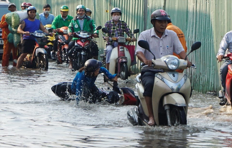 Triều cường gây ngập đường Huỳnh Tấn Phát (Q.7, TPHCM) khiến người đi đường bị ngã xe. Ảnh: M.Q Triều cường gây ngập đường Huỳnh Tấn Phát (Q.7, TPHCM) khiến người đi đường bị ngã xe. Ảnh: M.Q