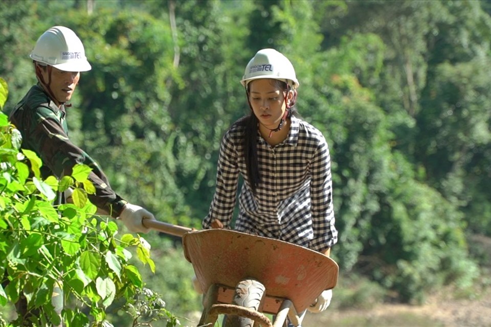 Hoa hậu Tiểu Vy để mặt mộc, đẩy xe đất, đào giếng cho bà con bản Nịu Hoa hậu Tiểu Vy để mặt mộc, đẩy xe đất, đào giếng cho bà con bản Nịu