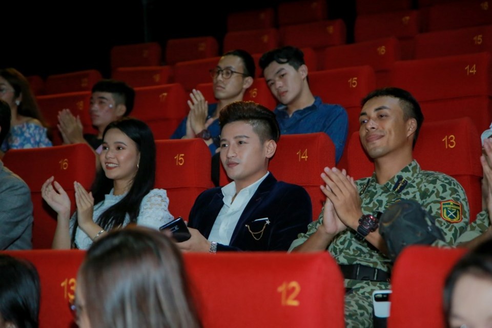Ca sĩ Đỗ Minh Quân hội ngộ dàn sao Hậu duệ mặt trời phiên bản Việt Ca sĩ Đỗ Minh Quân hội ngộ dàn sao Hậu duệ mặt trời phiên bản Việt