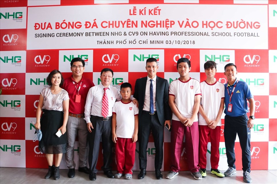Tập đoàn giáo dục Nguyễn Hoàng đưa bóng đá chuyên nghiệp vào học đường Tập đoàn giáo dục Nguyễn Hoàng đưa bóng đá chuyên nghiệp vào học đường