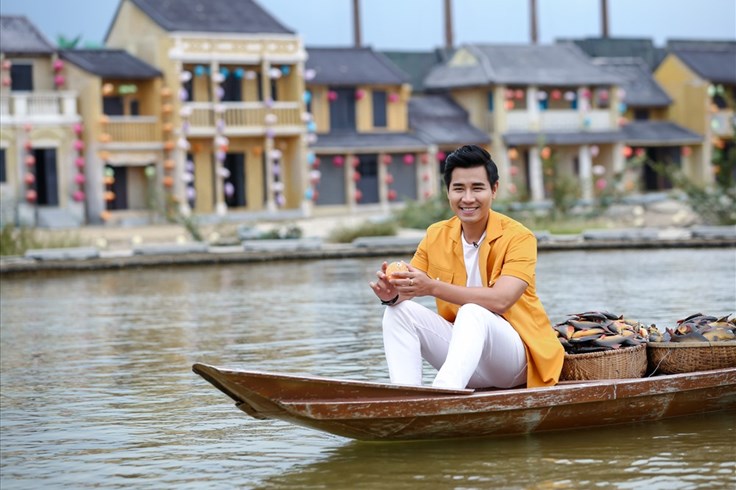 Nguyên Khang không ngại dầm mưa dãi nắng quay hình tại Hội An Nguyên Khang không ngại dầm mưa dãi nắng quay hình tại Hội An