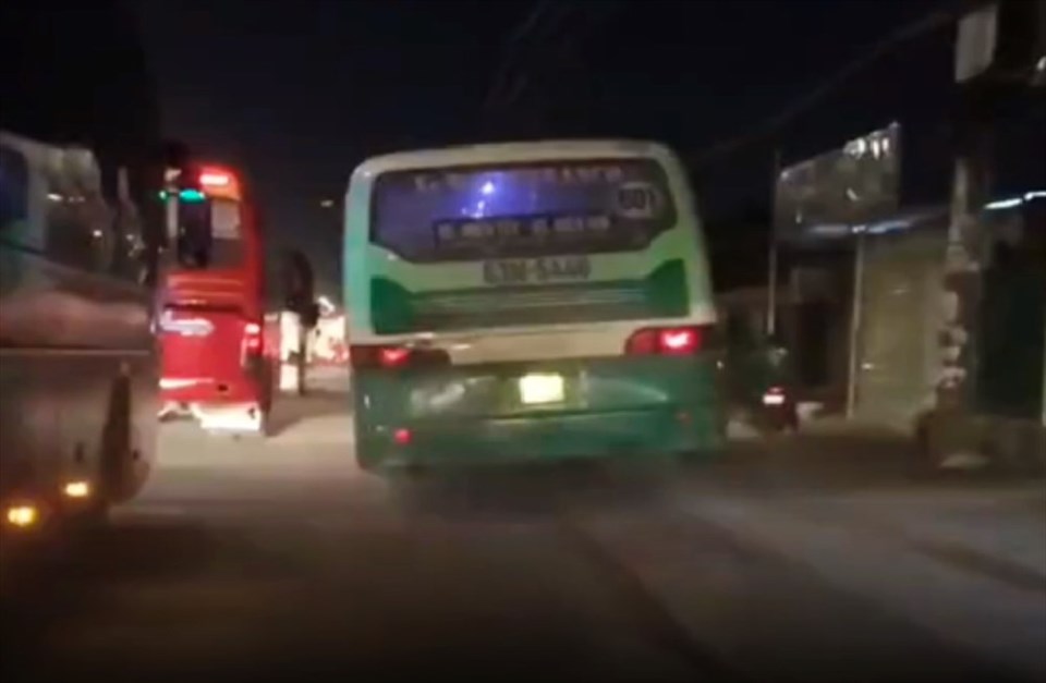 Xe buýt tuyến 601 di chuyển vào làn đường xe máy và leo lên vỉa hè trên quốc lộ 1 ở TPHCM. Xe buýt tuyến 601 di chuyển vào làn đường xe máy và leo lên vỉa hè trên quốc lộ 1 ở TPHCM.