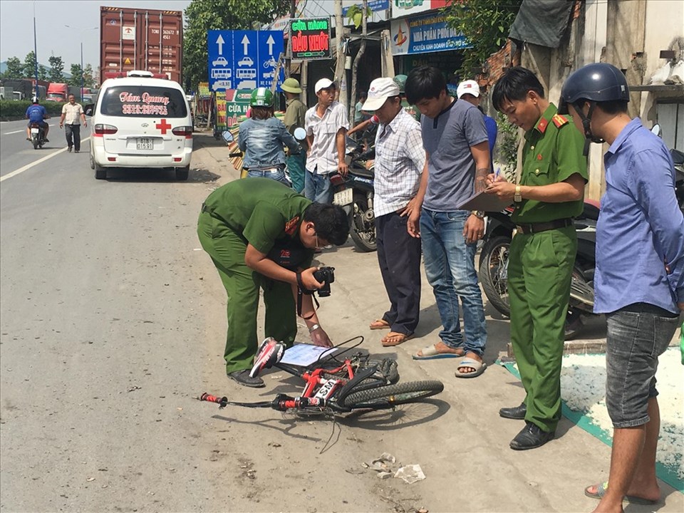 Công an khám nghiệm hiện trường điều tra nguyên nhân vụ tai nạn. Công an khám nghiệm hiện trường điều tra nguyên nhân vụ tai nạn.