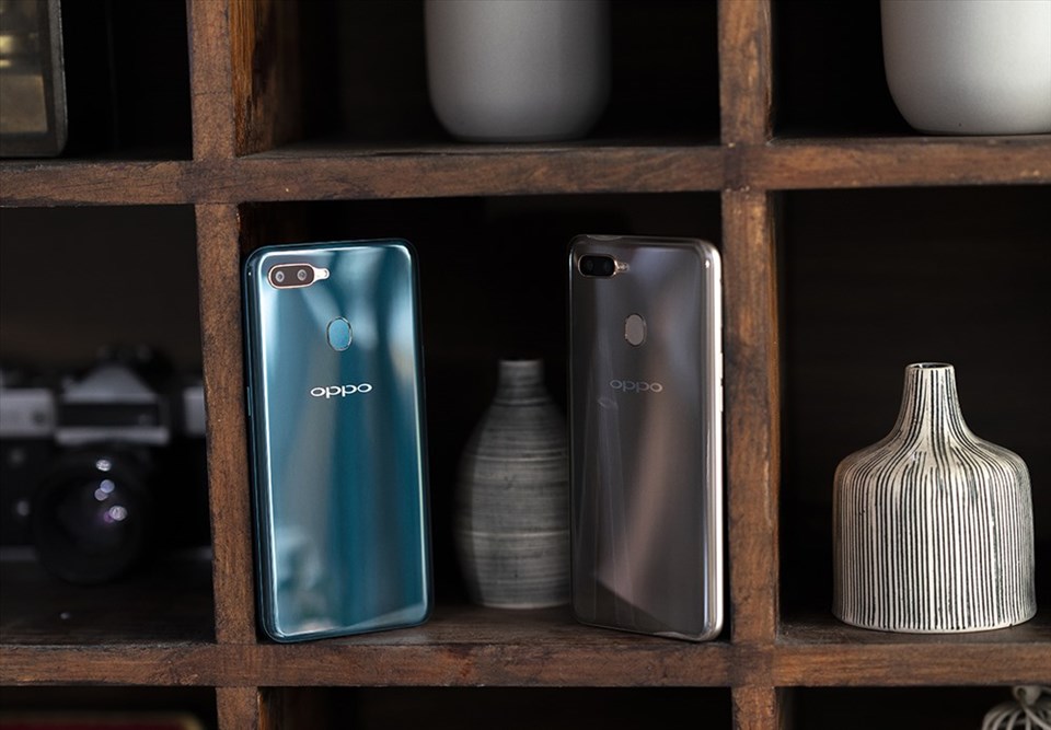 Hai phiên bản màu Xanh Lam Ngọc (Glaze Blue) và Vàng Hoàng Kim (Glaring Gold) tại thị trường Việt Nam. Hai phiên bản màu Xanh Lam Ngọc (Glaze Blue) và Vàng Hoàng Kim (Glaring Gold) tại thị trường Việt Nam.