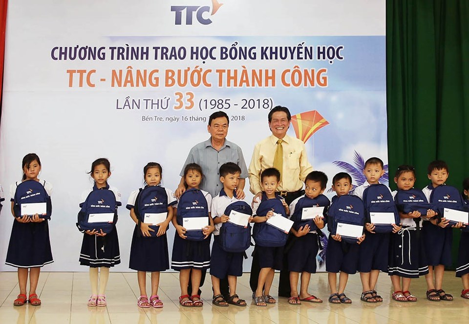 Lễ trao học bổng diễn ra tại Trường THPT Quản Trọng Hoàng, thuộc ấp An Lộc Giồng, xã An Thạnh, huyện Mỏ Cày Nam. Lễ trao học bổng diễn ra tại Trường THPT Quản Trọng Hoàng, thuộc ấp An Lộc Giồng, xã An Thạnh, huyện Mỏ Cày Nam.