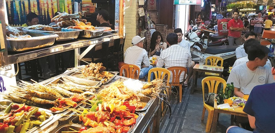 Một quán nhậu đêm trên vỉa hè Sài Gòn. Ảnh: Trần Nam Luân Một quán nhậu đêm trên vỉa hè Sài Gòn. Ảnh: Trần Nam Luân