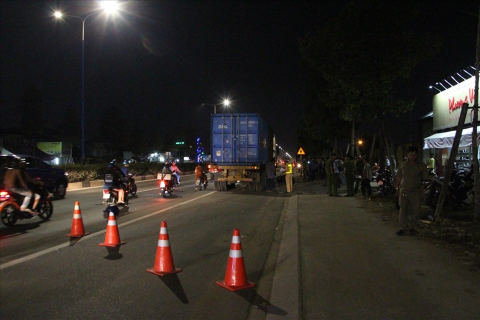 Nam thanh niên tử vong dưới bánh xe container trong làn đường xe máy Nam thanh niên tử vong dưới bánh xe container trong làn đường xe máy