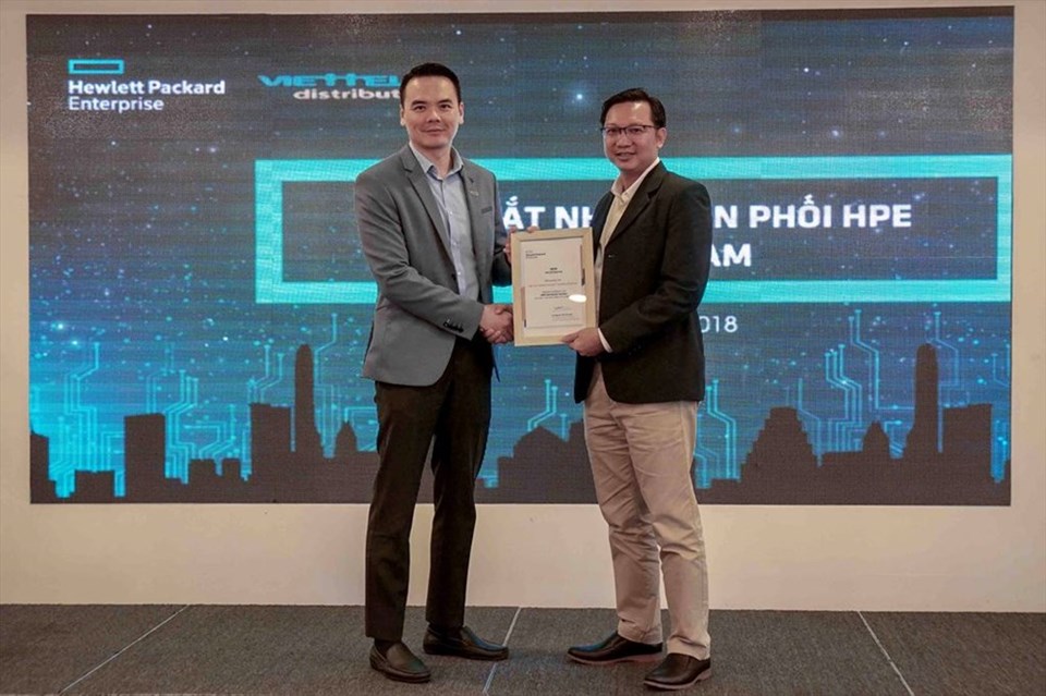 Trao giấy chứng nhà trở thành nhà phân phối cho Viettel Distribution Trao giấy chứng nhà trở thành nhà phân phối cho Viettel Distribution