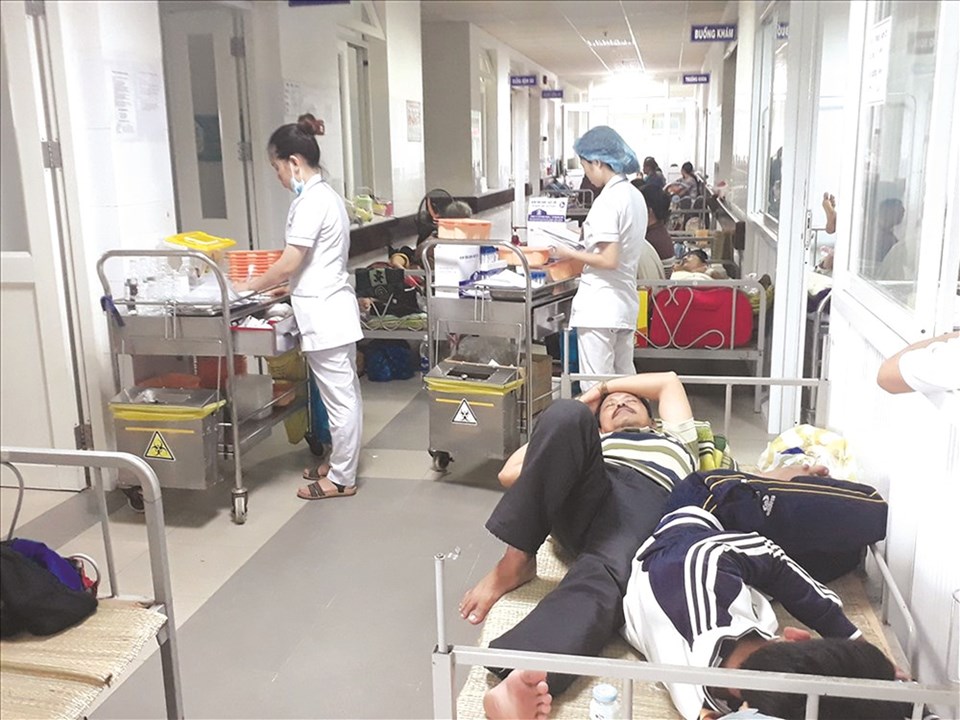 Bệnh nhân SXH tăng cao khiến bệnh viện quá tải, giường bệnh được kê tràn ra ngoài hành lang. Ảnh: HV Bệnh nhân SXH tăng cao khiến bệnh viện quá tải, giường bệnh được kê tràn ra ngoài hành lang. Ảnh: HV