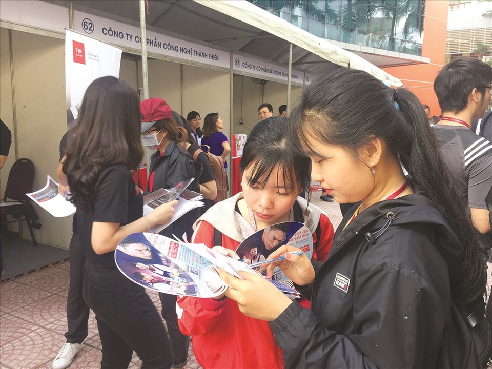 Sinh viên tìm hiểu về nhu cầu tuyển dụng của doanh nghiệp ngay tại Ngày hội việc làm được tổ chức tại trường - Ảnh: L.T Sinh viên tìm hiểu về nhu cầu tuyển dụng của doanh nghiệp ngay tại Ngày hội việc làm được tổ chức tại trường - Ảnh: L.T
