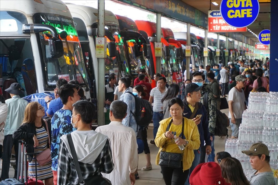Hành khách đi lại qua Bến xe Miền Đông. Ảnh: M.Q Hành khách đi lại qua Bến xe Miền Đông. Ảnh: M.Q