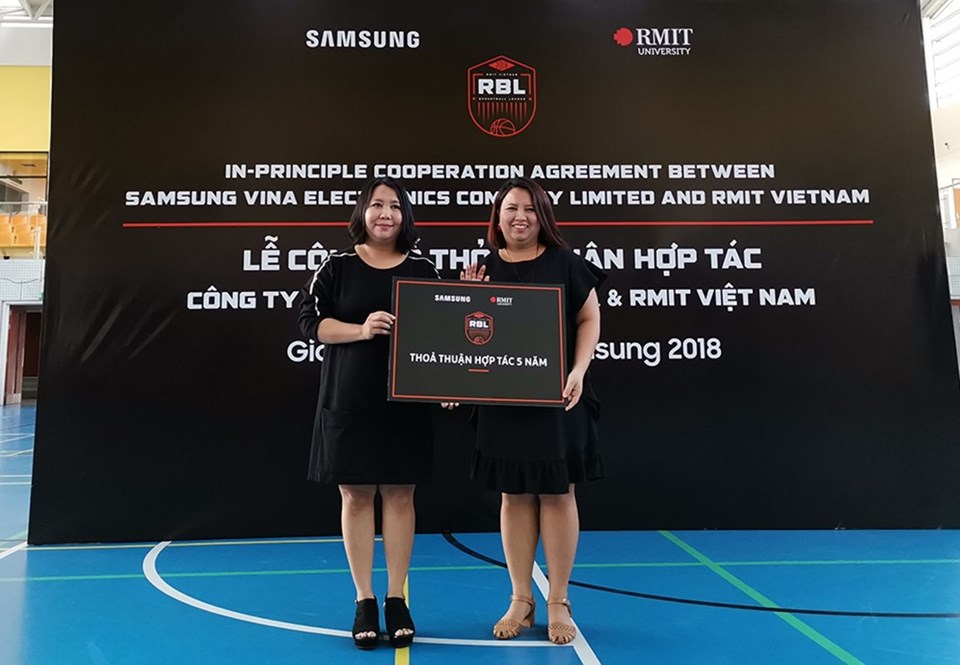 Đại diện Samsung Vina (trái) trao chứng nhận tài trợ cho đại diện RMIT (ảnh:PK). Đại diện Samsung Vina (trái) trao chứng nhận tài trợ cho đại diện RMIT (ảnh:PK).