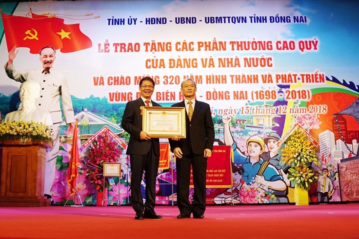 Ông Trần Bá Dương và THACO nhận Huân chương Lao động hạng Nhất Ông Trần Bá Dương và THACO nhận Huân chương Lao động hạng Nhất