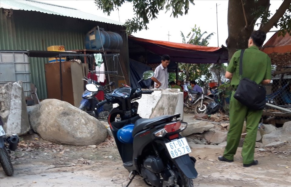 Khu vực nam thanh niên tử vong trong lúc sửa điện giúp người dân. Khu vực nam thanh niên tử vong trong lúc sửa điện giúp người dân.