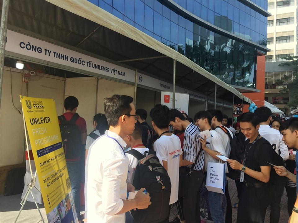 Sinh viên năm 4 tìm kiếm cơ hội việc làm tại Ngày hội giới thiệu việc làm được tổ chức ngay tại trường - Ảnh: L.T Sinh viên năm 4 tìm kiếm cơ hội việc làm tại Ngày hội giới thiệu việc làm được tổ chức ngay tại trường - Ảnh: L.T