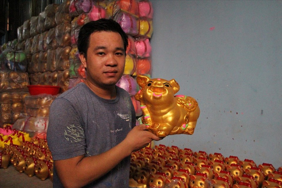Làng gốm truyền thống hối hả làm heo đất cho thị trường dịp Tết Kỷ Hợi Làng gốm truyền thống hối hả làm heo đất cho thị trường dịp Tết Kỷ Hợi