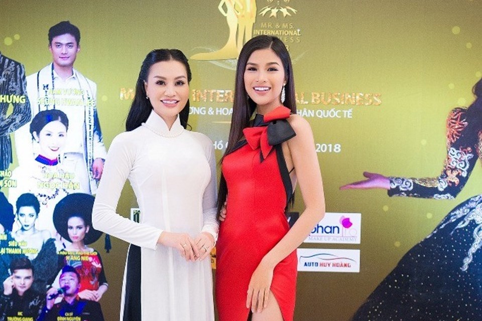 Á hậu Nguyễn Thị Thành đọ dáng với nữ hoàng sắc đẹp Trần Huyền Nhung Á hậu Nguyễn Thị Thành đọ dáng với nữ hoàng sắc đẹp Trần Huyền Nhung