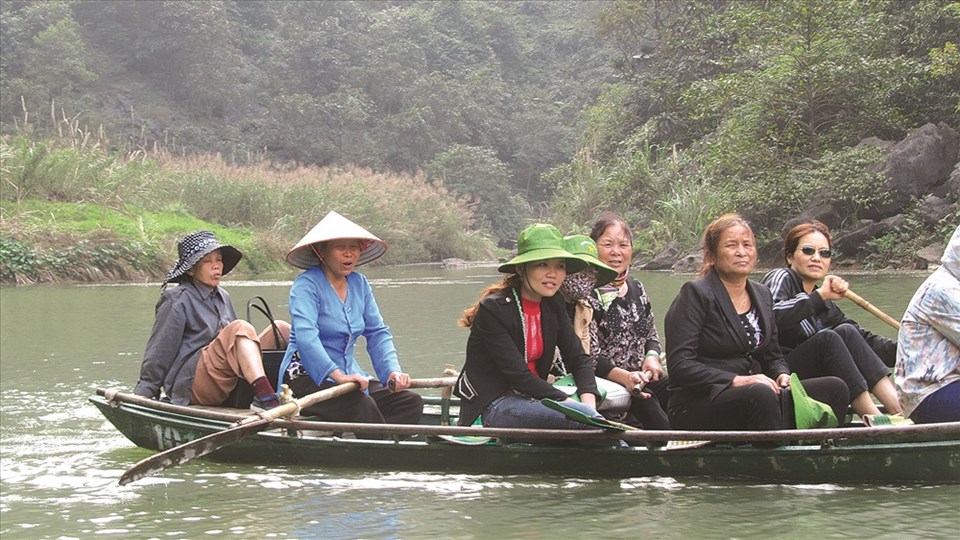 Những nữ "phu đò" trên bến Tràng An. Những nữ "phu đò" trên bến Tràng An.