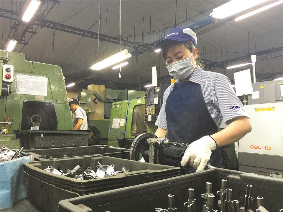 Doanh nghiệp sản xuất đang thiếu hụt nhân sự vì ở xa trung tâm (Ảnh minh họa) - Ảnh: L.T Doanh nghiệp sản xuất đang thiếu hụt nhân sự vì ở xa trung tâm (Ảnh minh họa) - Ảnh: L.T