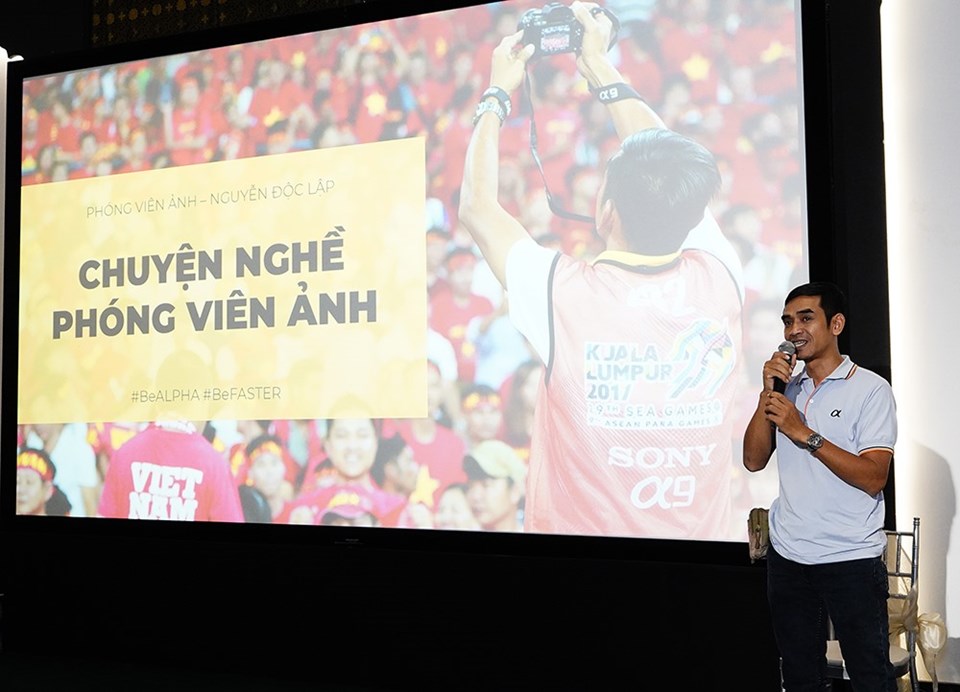 Phóng viên ảnh thể thao Nguyễn Độc Lập chia sẻ việc chớp lại các khoảnh khắc tại những trận đấu của đội tuyển Việt Nam tại AFF Cup 2018 (ảnh: H.P). Phóng viên ảnh thể thao Nguyễn Độc Lập chia sẻ việc chớp lại các khoảnh khắc tại những trận đấu của đội tuyển Việt Nam tại AFF Cup 2018 (ảnh: H.P).