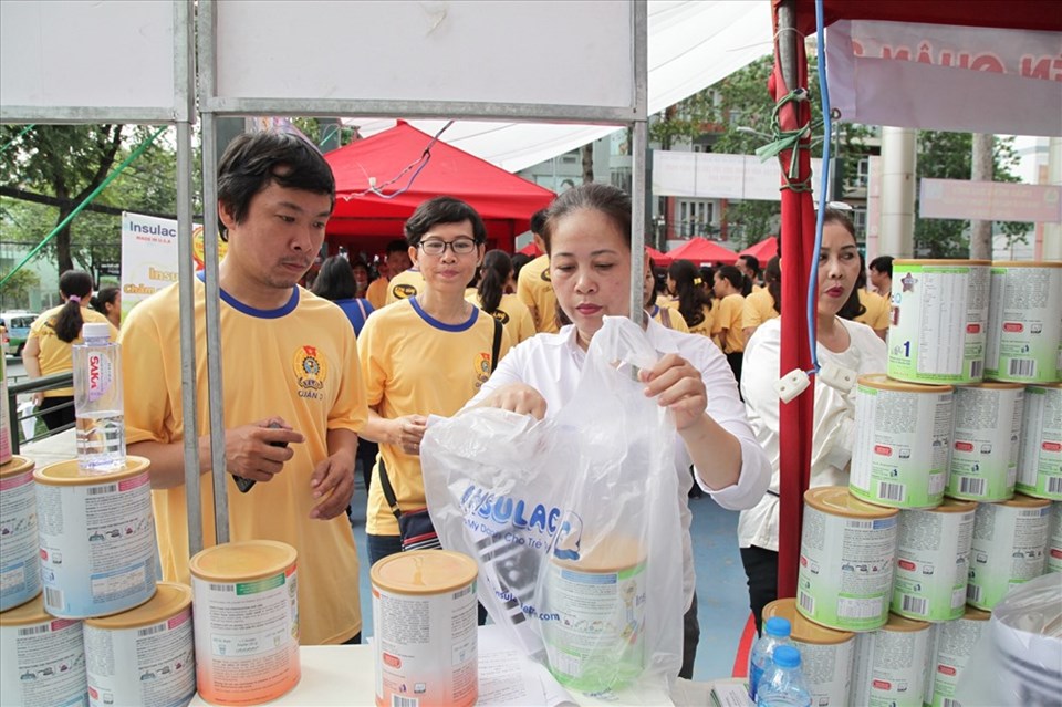 Người lao động nhận sữa do Cty TNHH TM Hùng Phương tặng trong ngày khai mạc "Tháng công nhân" tại LĐLĐ quận 3 Người lao động nhận sữa do Cty TNHH TM Hùng Phương tặng trong ngày khai mạc "Tháng công nhân" tại LĐLĐ quận 3