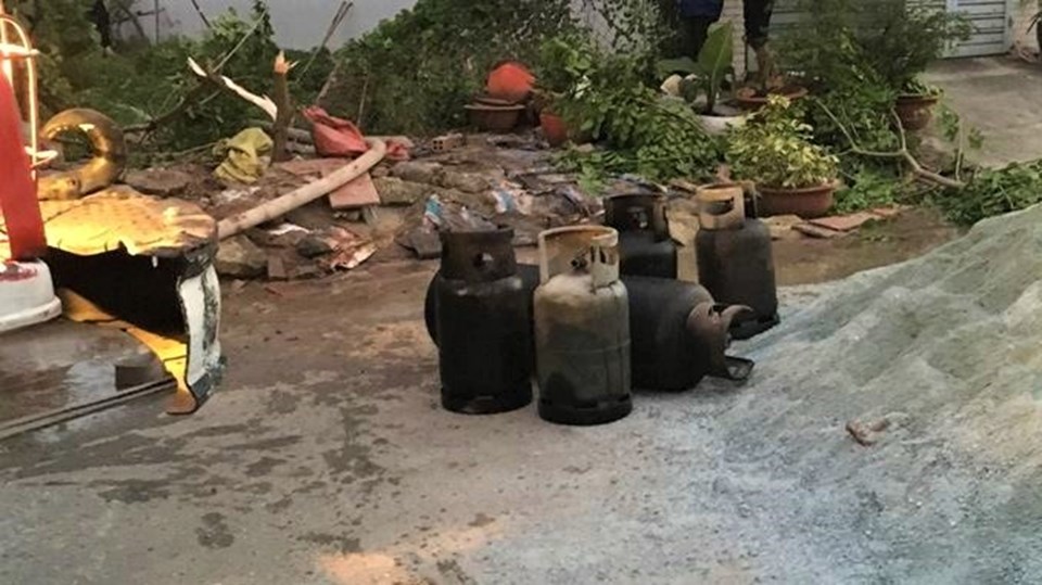 Nhiều bình gas cháy xém trong một vụ hỏa hoạn được cho là do rò rỉ khí gas tại quận 12. Ảnh: T.S Nhiều bình gas cháy xém trong một vụ hỏa hoạn được cho là do rò rỉ khí gas tại quận 12. Ảnh: T.S