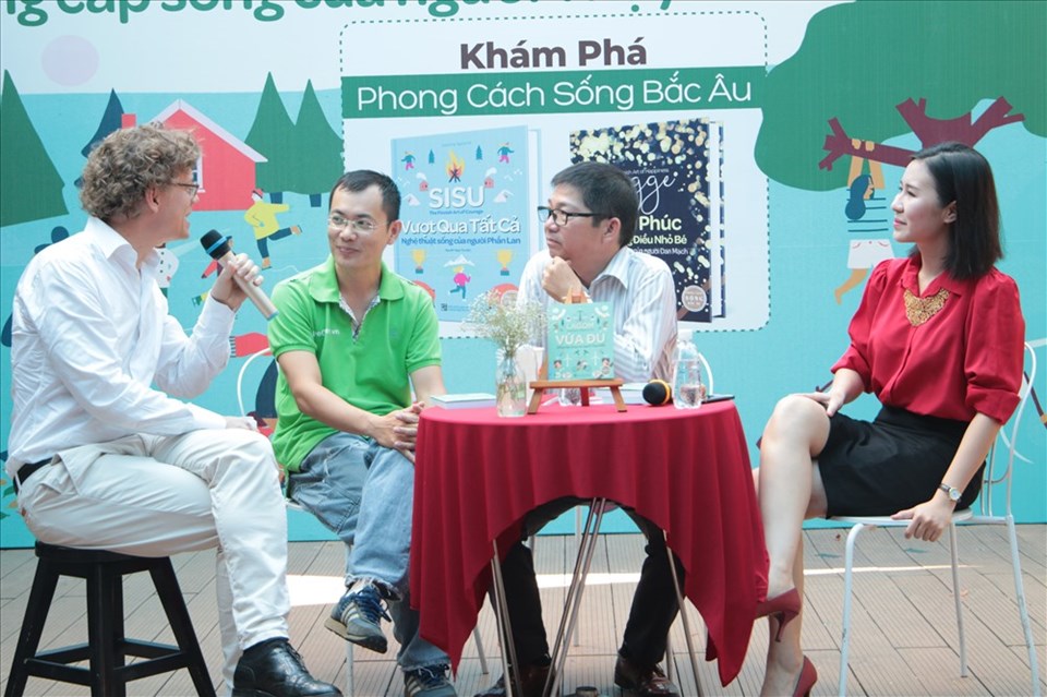 Đại sứ Thụy Điển cùng khách mời chia sẻ về lối sống Thụy Điển. Đại sứ Thụy Điển cùng khách mời chia sẻ về lối sống Thụy Điển.