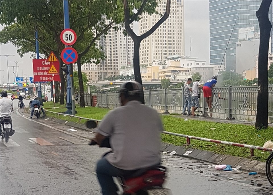 Các bậc cha mẹ nên tăng cường quản lý con em, không nên cho trẻ vui chơi ở các bờ sông, kênh rạch để hạn chế nguy cơ té ngã, đuối nước trong mùa mưa. Ảnh: Trường Sơn Các bậc cha mẹ nên tăng cường quản lý con em, không nên cho trẻ vui chơi ở các bờ sông, kênh rạch để hạn chế nguy cơ té ngã, đuối nước trong mùa mưa. Ảnh: Trường Sơn