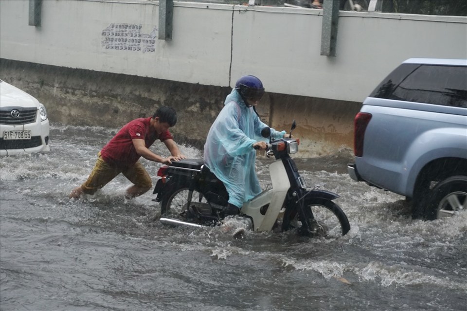 Xe chết máy khi qua đường ngập Nguyễn Hữu Cảnh. Ảnh: M.Q Xe chết máy khi qua đường ngập Nguyễn Hữu Cảnh. Ảnh: M.Q