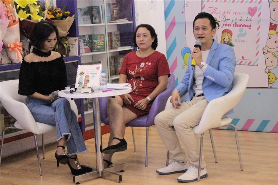Giao lưu ra mắt sách "Thư gửi con - Bao giờ cho hết yêu thương?" Giao lưu ra mắt sách "Thư gửi con - Bao giờ cho hết yêu thương?"