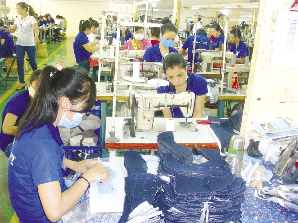 Nếu phải nghỉ việc do lỗi của NSDLĐ, thì NLĐ được trả đủ tiền lương (ảnh minh họa). Ảnh: Nam Dương Nếu phải nghỉ việc do lỗi của NSDLĐ, thì NLĐ được trả đủ tiền lương (ảnh minh họa). Ảnh: Nam Dương