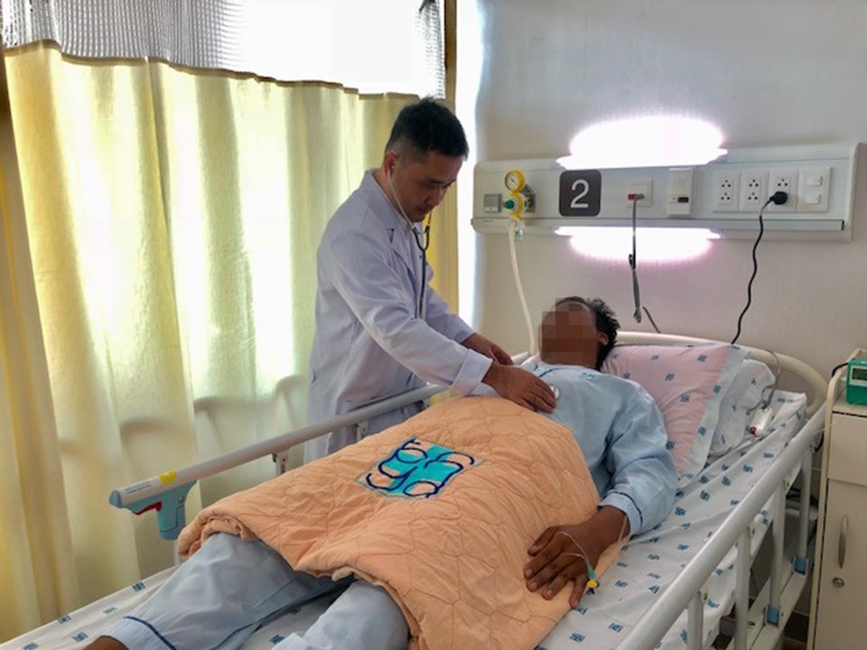 Bác sĩ thăm khám cho bệnh nhân M bị vỡ động mạch chủ Bác sĩ thăm khám cho bệnh nhân M bị vỡ động mạch chủ