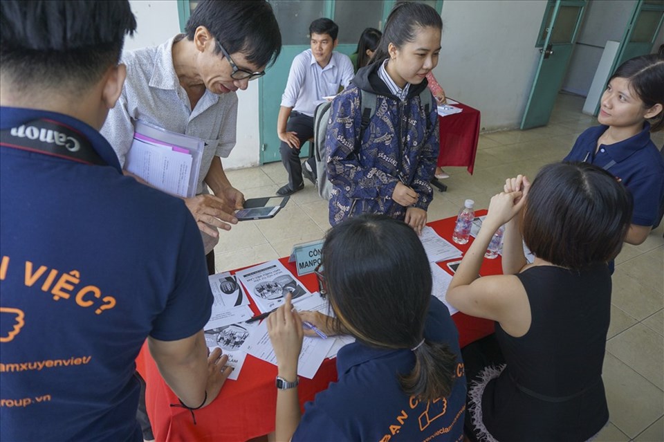 Sinh viên điền thông tin vào các phiếu ứng tuyển Sinh viên điền thông tin vào các phiếu ứng tuyển