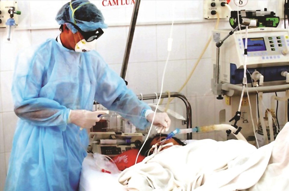 Một sản phụ bị viêm phổi, suy hô hấp nặng, nghi cúm A/H1N1 được điều trị cách ly. Ảnh: Lưu Phong Một sản phụ bị viêm phổi, suy hô hấp nặng, nghi cúm A/H1N1 được điều trị cách ly. Ảnh: Lưu Phong