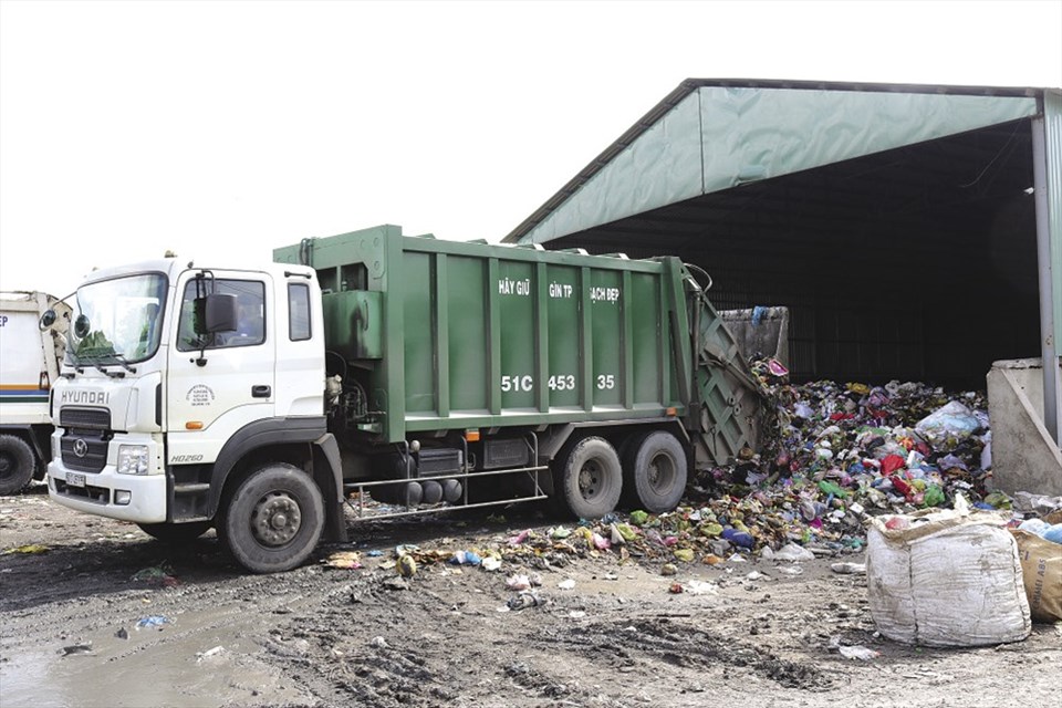 Hàng chục tấn rác thải được tập kết hàng ngày tại bô rác tạm phường Hiệp Thành (quận 12). Ảnh: CHÂM BÙI Hàng chục tấn rác thải được tập kết hàng ngày tại bô rác tạm phường Hiệp Thành (quận 12). Ảnh: CHÂM BÙI
