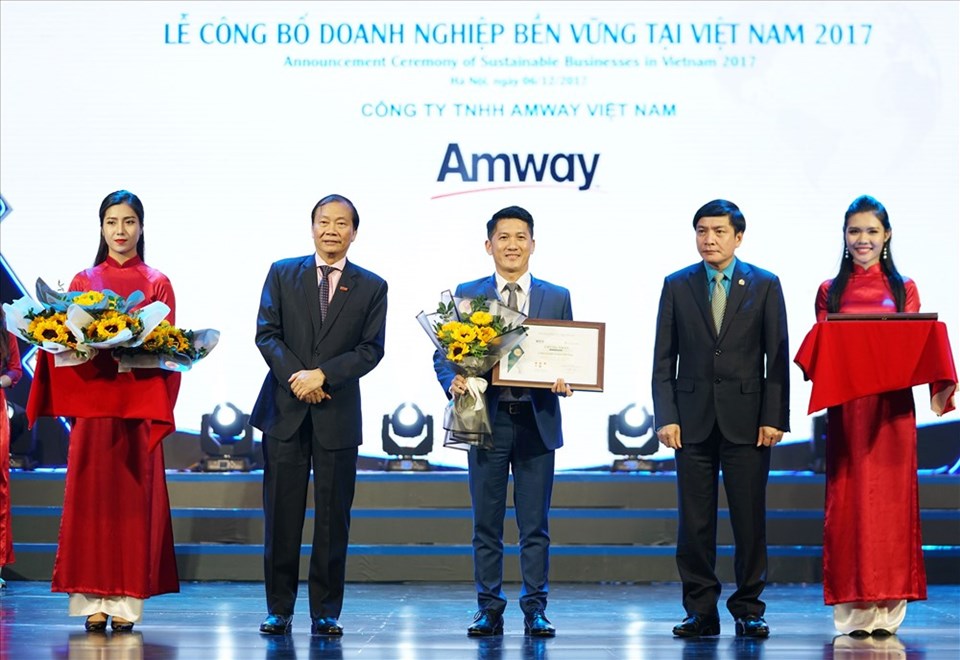 Ông Huỳnh Thiên Triều – Phó Tổng Giám Đốc Amway Việt Nam đại diện doanh nghiệp nhận giải Top 100 Doanh nghiệp phát triển bền vững tại Việt Nam năm 2017. Ông Huỳnh Thiên Triều – Phó Tổng Giám Đốc Amway Việt Nam đại diện doanh nghiệp nhận giải Top 100 Doanh nghiệp phát triển bền vững tại Việt Nam năm 2017.