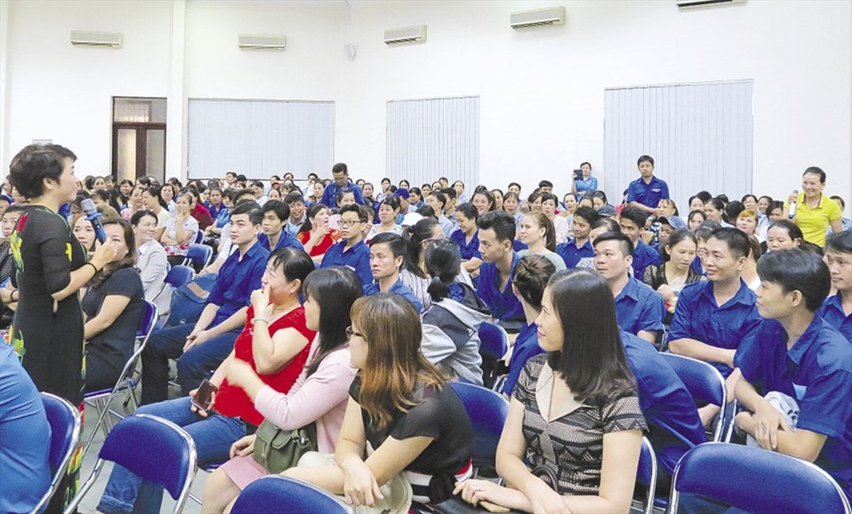 TS Lê Thị Linh Trang nói chuyện tại buổi tọa đàm "Chung tay chấm dứt bạo lực đối với phụ nữ và trẻ em gái" - Ảnh: L.T TS Lê Thị Linh Trang nói chuyện tại buổi tọa đàm "Chung tay chấm dứt bạo lực đối với phụ nữ và trẻ em gái" - Ảnh: L.T