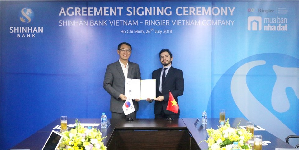 Ông Shin Dong Min - Tổng giám đốc Ngân hàng Shinhan tại Việt Nam, và ông Emre Sigure – Tổng Giám đốc của MuaBanNhaDat.vn, tại buổi lễ ký kết. Ông Shin Dong Min - Tổng giám đốc Ngân hàng Shinhan tại Việt Nam, và ông Emre Sigure – Tổng Giám đốc của MuaBanNhaDat.vn, tại buổi lễ ký kết.