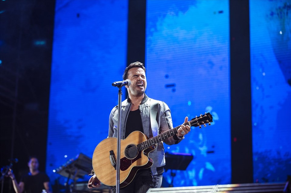 Luis Fonsi khép lại chương trình bằng bản hit Despacito Luis Fonsi khép lại chương trình bằng bản hit Despacito