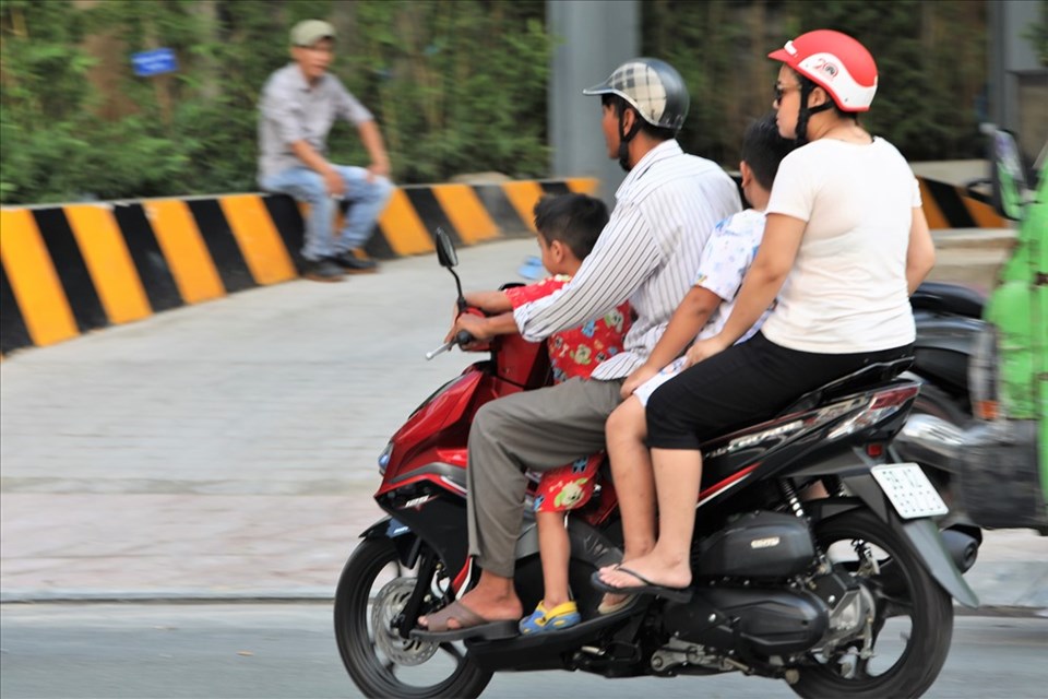 TPHCM: Phụ huynh không đội mũ bảo hiểm cho trẻ sẽ bị phạt nặng, buộc ký cam kết TPHCM: Phụ huynh không đội mũ bảo hiểm cho trẻ sẽ bị phạt nặng, buộc ký cam kết