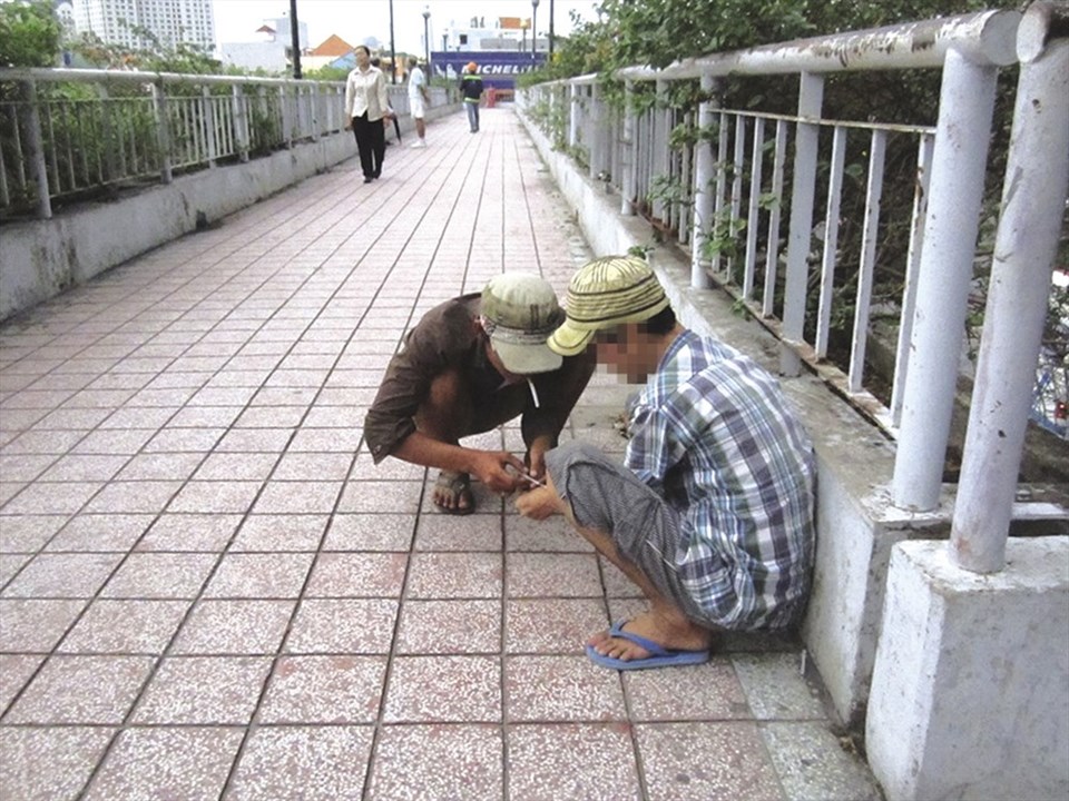 Một số đối tượng ngang nhiên sử dụng ma túy tại nơi công cộng ở TPHCM. Một số đối tượng ngang nhiên sử dụng ma túy tại nơi công cộng ở TPHCM.
