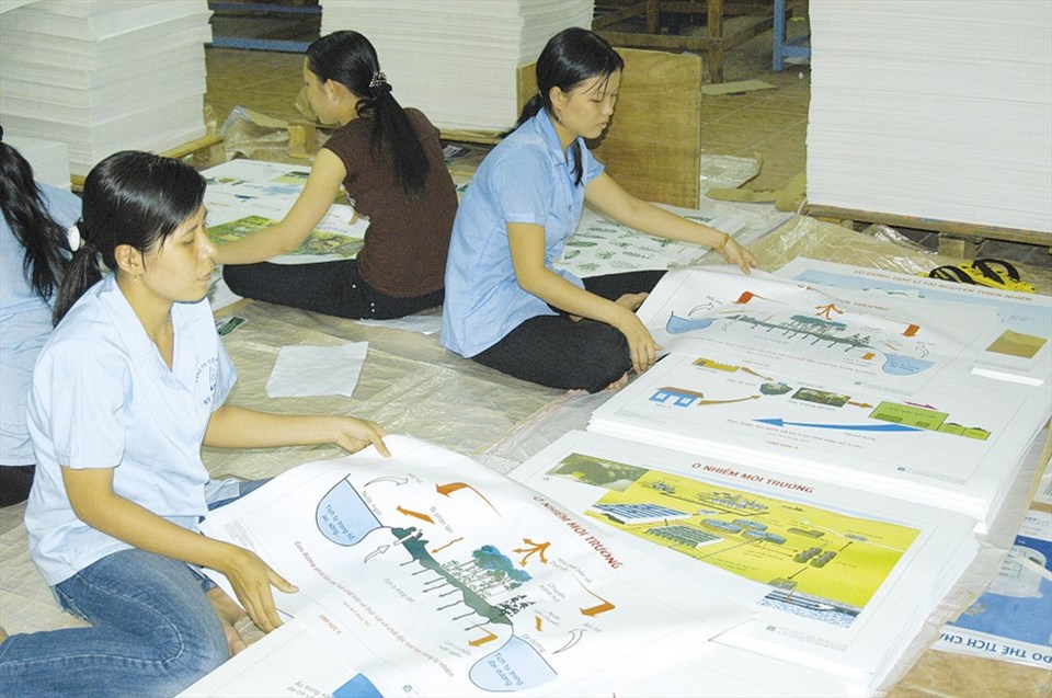 NLĐ đóng BHXH bắt buộc căn cứ vào tiền lương hàng tháng. Ảnh: NAM DƯƠNG NLĐ đóng BHXH bắt buộc căn cứ vào tiền lương hàng tháng. Ảnh: NAM DƯƠNG