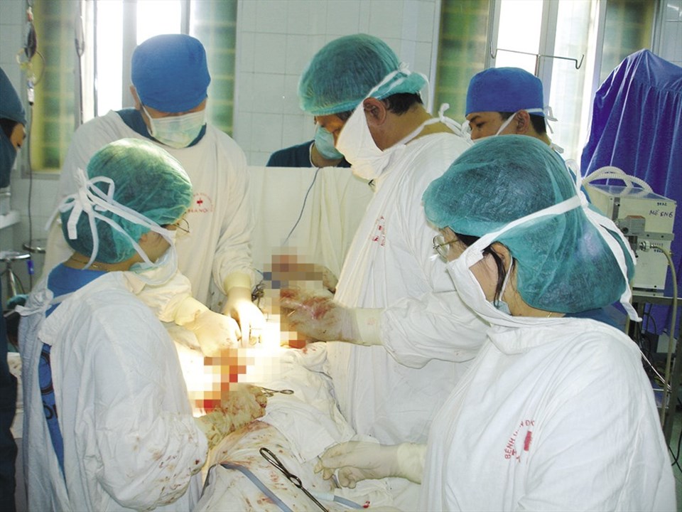 Các BS thực hiện thủ thuật bắt tinh trùng cho bệnh nhân hiếm muộn. Các BS thực hiện thủ thuật bắt tinh trùng cho bệnh nhân hiếm muộn.