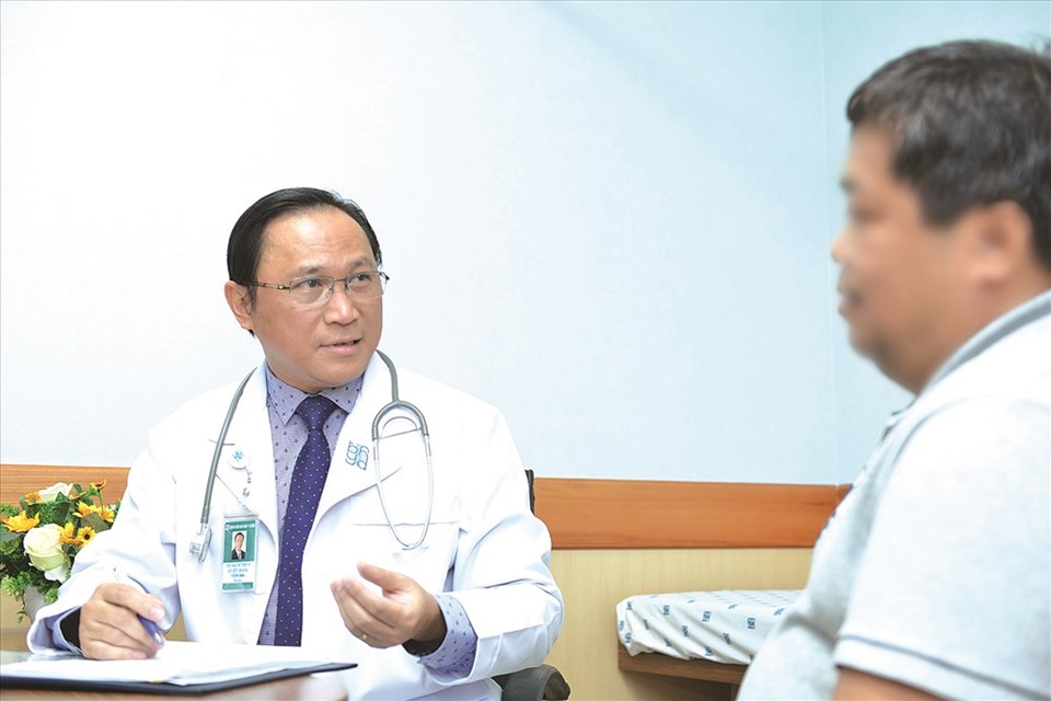 PGS.TS.BS Bùi Hữu Hoàng đang tư vấn cho người bệnh. PGS.TS.BS Bùi Hữu Hoàng đang tư vấn cho người bệnh.