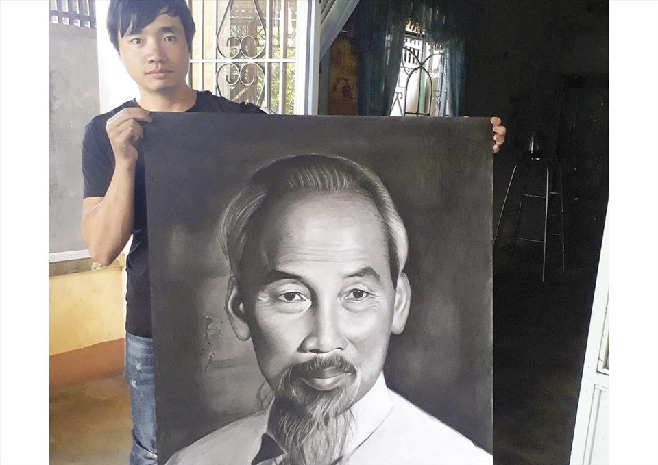 Anh Lâm bên bức tranh vẽ Bác Hồ trên khổ A0. Anh Lâm bên bức tranh vẽ Bác Hồ trên khổ A0.