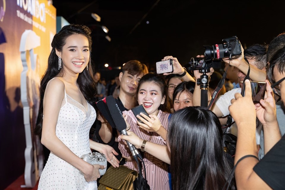 Nhã Phương xinh đẹp như tiên nữ xuất hiện sau đám hỏi với Trường Giang Nhã Phương xinh đẹp như tiên nữ xuất hiện sau đám hỏi với Trường Giang